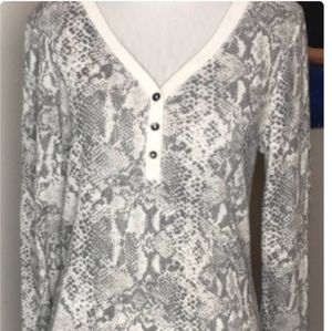 Thermal Snakeskin Pattern Long Sleeved Size L